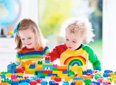 LEGO stoly přinášejí kreativní zábavu do škol i kaváren